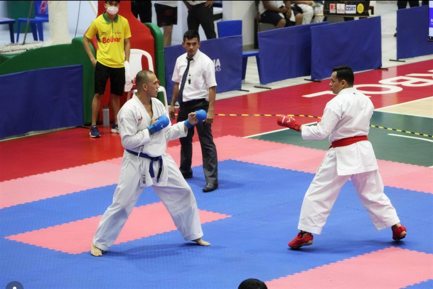 Sensei Jairo en combate de kumite