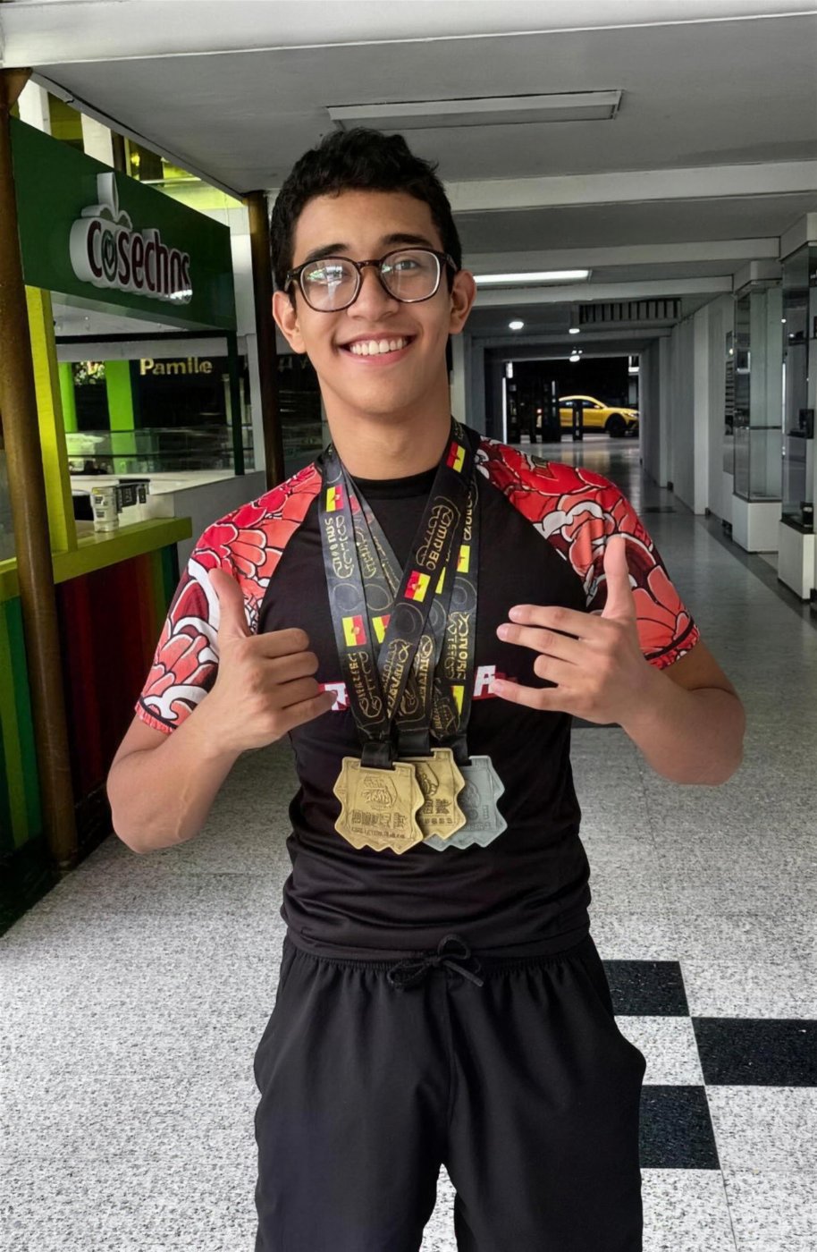 Adolescente de WOW con sus medallas