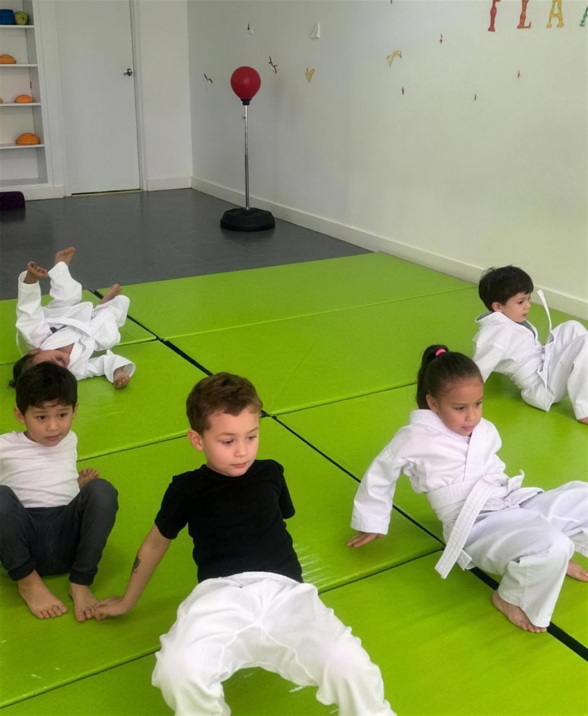 Niños estirando en clase