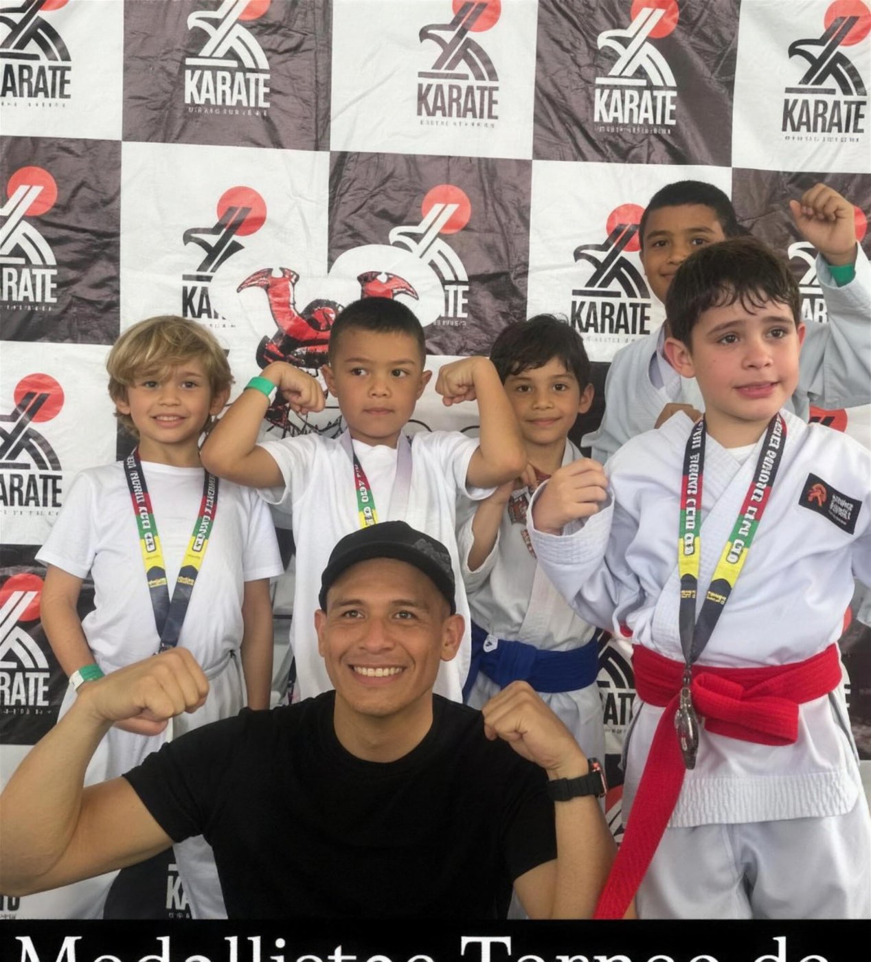Alumnos de karate de WOW con sus medallas