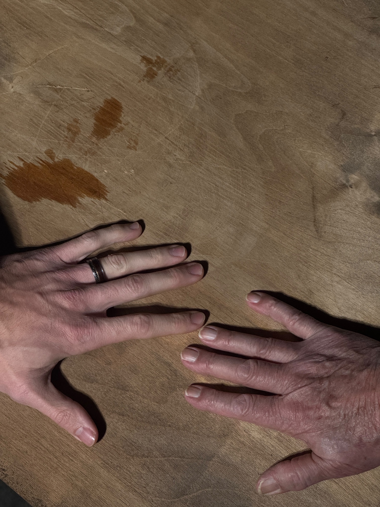 Hände auf der Werkbank, eine mit Bentwood-Holzring