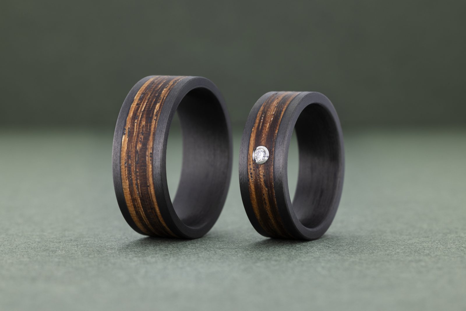 Zwei Bentwood-Ringe mit sichtbarer Holzmaserung