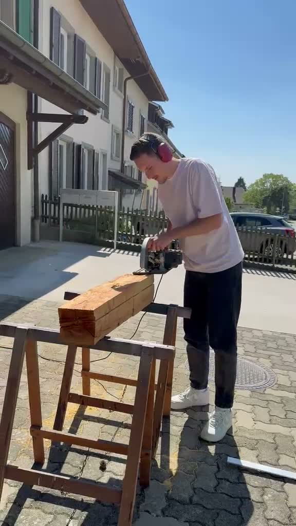 Jan Berger sägt einen Holzbalken zu (Video abspielen)