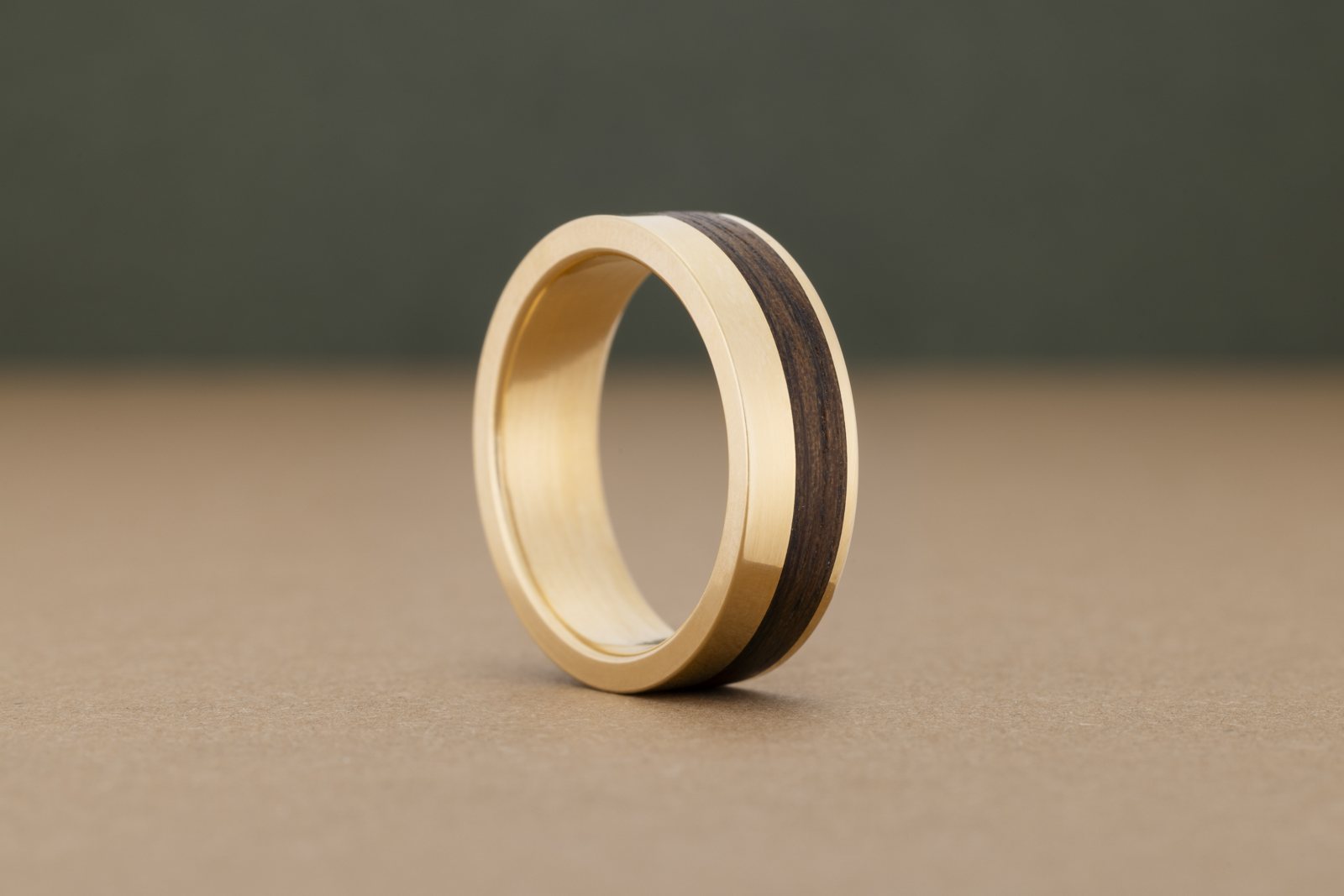 Bentwood-Ehering aus Holz und Gold