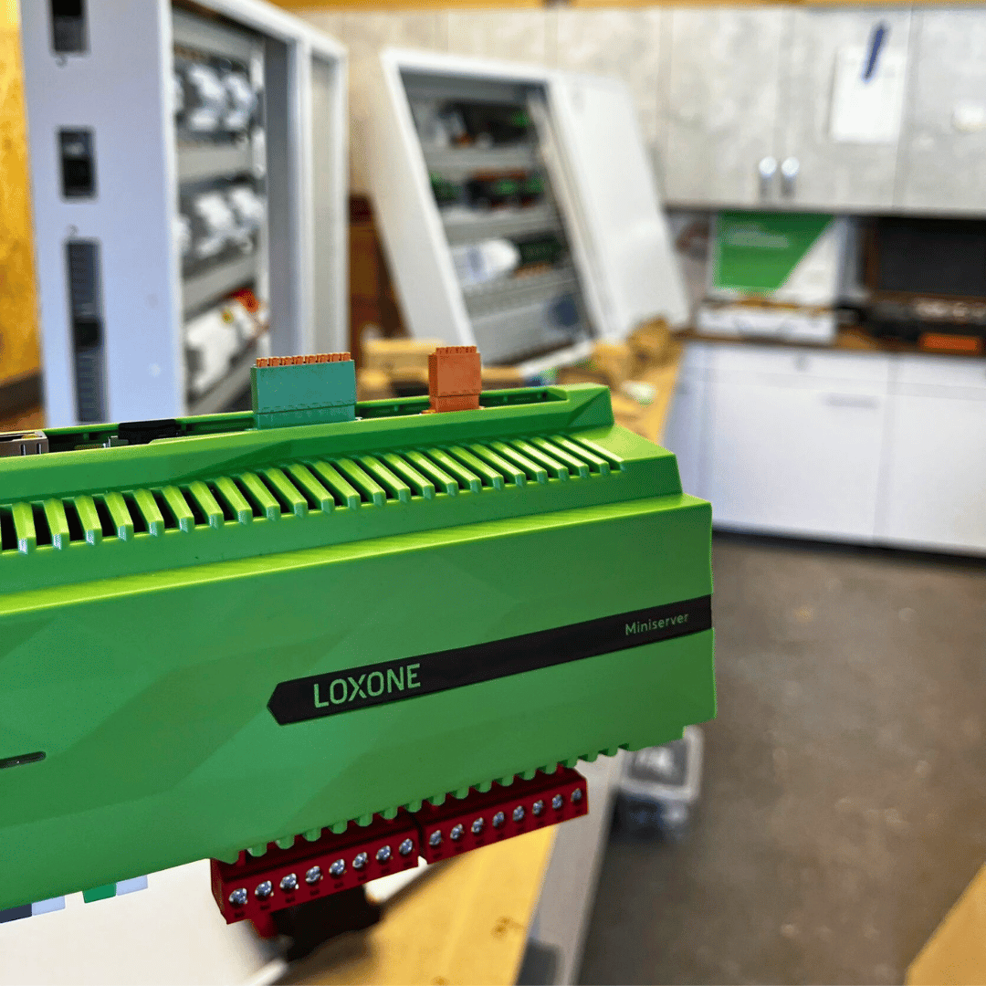Nowoczesna rozdzielnica elektryczna z modułami smart home Loxone — profesjonalna instalacja