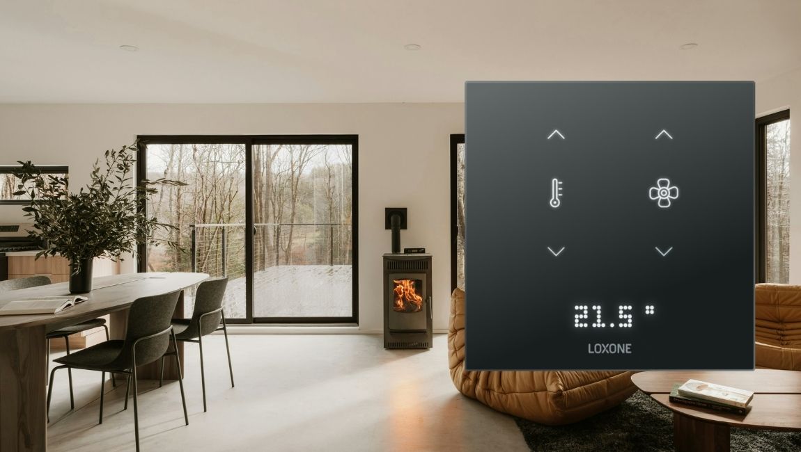 Nowoczesny panel Loxone Touch na ścianie z wyświetloną temperaturą pomieszczenia