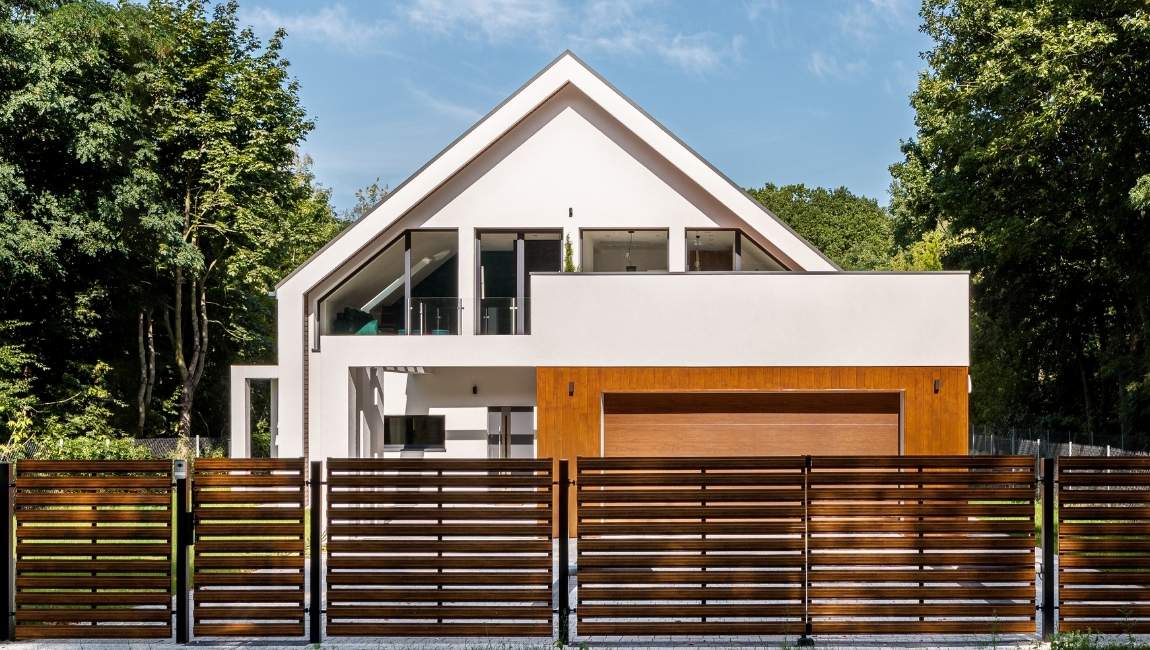 Nowoczesny panel Loxone Touch na ścianie z wyświetloną temperaturą pomieszczenia