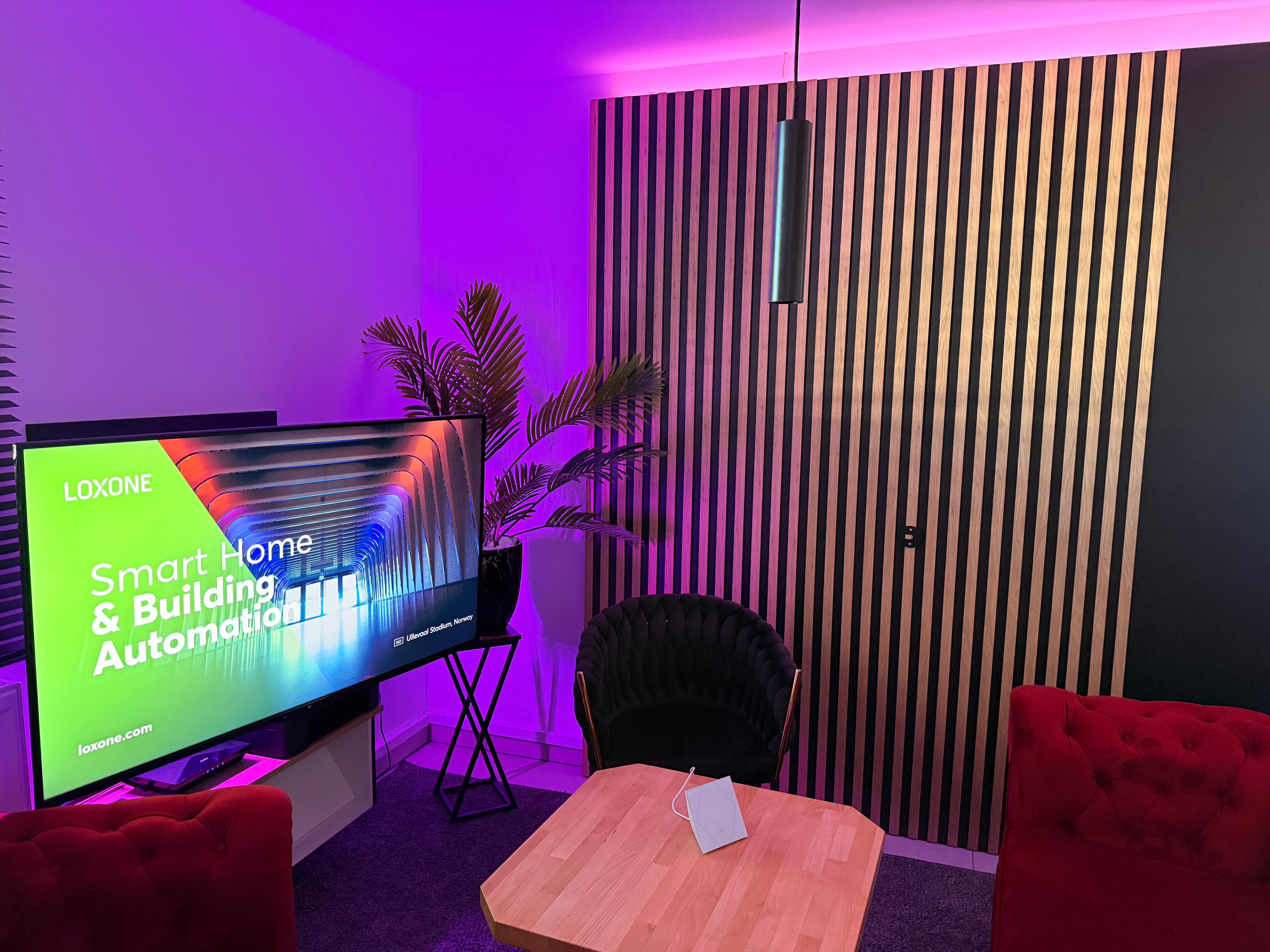 Panele ścienne Loxone Touch w showroomie smart home