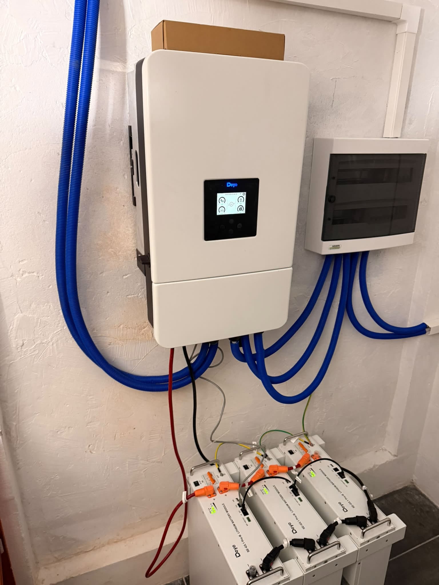 Falownik hybrydowy Deye z magazynem energii 15 kWh, trzy moduły LiFePO4 po 5,12 kWh, montaż Sevi Smart Home