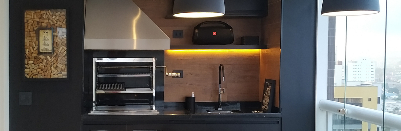 Churrasqueira para apartamento: como aproveitar melhor o espaço     Ter uma churrasqueira para apartamento é o sonho de quem adora reunir amigos e familiares em torno de um bom fogo, mas mora em um espaço reduzido. Hoje em dia, cada vez mais projetos de área gourmet para apartamento incluem soluções práticas e sofisticadas para que o churrasco seja parte da rotina, sem abrir mão de conforto e estilo. Neste artigo, você vai descobrir como escolher, organizar e aproveitar ao máximo sua churrasqueira, com dicas que vão desde a escolha de uma churrasqueira personalizada até ideias de acompanhamento para churrasco que tornam a experiência ainda mais saborosa. Por que investir em uma churrasqueira para apartamento? A presença de uma churrasqueira a carvão em apartamentos deixou de ser um luxo e passou a ser uma tendência. Além de proporcionar um verdadeiro churrasco gourmet, esse tipo de equipamento valoriza o imóvel e transforma a varanda em uma extensão da sala de estar. Outro ponto é a versatilidade: você pode personalizar churrasqueira de acordo com o seu estilo de vida, escolhendo acabamentos, tipos de grelha e até compondo o ambiente com móveis e decoração que reflitam sua personalidade. Como escolher a churrasqueira ideal para o apartamento?   1. Pense no espaço disponível Em apartamentos, cada metro quadrado conta. É importante planejar o local da churrasqueira para apartamento dentro da área gourmet de forma que não comprometa a circulação. Projetos inteligentes garantem que mesmo varandas pequenas se tornem funcionais e aconchegantes. 2. Prefira modelos de qualidade Uma churrasqueira personalizada feita em materiais de alta durabilidade, como o aço inox 304, garante resistência ao calor, facilidade de limpeza e longa vida útil. Além disso, é possível personalizar churrasqueira com nichos, bancadas e acessórios que deixam o ambiente mais prático. 3. Opte por uma churrasqueira a carvão Se a ideia é manter a tradição, nada substitui o sabor da churrasqueira a carvão. Ela oferece aquele aroma e textura únicos que transformam um churrasco comum em um verdadeiro churrasco gourmet. Como montar sua área gourmet com churrasqueira Integração com o apartamento A área gourmet para apartamento deve ser planejada de forma integrada ao restante da decoração. Isso significa pensar na harmonia entre móveis, revestimentos e até iluminação. Organização do espaço Use bancadas laterais para apoiar alimentos e utensílios. Armários planejados são ótimos para guardar carvão, espetos e outros acessórios da churrasqueira para apartamento. Personalização Ao investir em uma churrasqueira personalizada, você garante que cada detalhe atenda às suas necessidades, seja em funcionalidade ou estética. O ato de personalizar churrasqueira permite que o ambiente reflita seu estilo e otimize cada cantinho. Como aproveitar melhor sua churrasqueira a carvão Dicas de preparo •	Use carvão de boa qualidade para intensificar o sabor. •	Prefira acender com acendedores próprios, evitando líquidos inflamáveis. •	Regule a altura da grelha para controlar o ponto da carne. Crie um verdadeiro churrasco gourmet Além das carnes tradicionais, como picanha e costela, um churrasco gourmet pode incluir cortes especiais, legumes grelhados e até frutos do mar. A variedade impressiona e valoriza ainda mais a experiência. Invista em acompanhamentos Nenhum churrasco está completo sem um bom acompanhamento para churrasco. Farofa, vinagrete, saladas e pães de alho são clássicos, mas você pode inovar com queijos assados, legumes marinados e até sobremesas na grelha. Vantagens de uma área gourmet para apartamento   1.	Conforto: transforma a varanda em um espaço de convivência. 2.	Praticidade: ter a churrasqueira a carvão sempre à mão facilita reunir amigos e família. 3.	Valorização do imóvel: apartamentos com área gourmet bem planejada têm maior valor de mercado. 4.	Versatilidade: é possível alternar entre refeições rápidas do dia a dia e eventos maiores. Dicas de segurança e manutenção •	Instale a churrasqueira para apartamento em local ventilado. •	Limpe sempre após o uso, evitando o acúmulo de gordura. •	Use utensílios adequados para manusear carnes e grelhas. •	Nunca deixe o fogo sem supervisão. Manter sua churrasqueira personalizada limpa e bem cuidada garante mais durabilidade e segurança, além de preservar o sabor do churrasco. Dúvidas Frequentes sobre churrasqueira para apartamento 1. É possível ter uma churrasqueira a carvão no apartamento? Sim. Muitos projetos já incluem varandas preparadas para instalar churrasqueira a carvão, tornando o churrasco gourmet parte da rotina. 2. Vale a pena investir em uma churrasqueira personalizada? Com certeza. Ao personalizar churrasqueira, você adapta o equipamento ao seu estilo e necessidades, aproveitando melhor a área gourmet. 3. O que não pode faltar no churrasco em apartamento? Além da carne, um bom acompanhamento para churrasco faz toda a diferença. Farofa, vinagrete e pão de alho estão sempre presentes. 4. Como manter a área gourmet organizada? Planeje armários e bancadas para armazenar utensílios. A área gourmet para apartamento deve unir estética e funcionalidade. Conclusão Ter uma churrasqueira para apartamento é a melhor forma de transformar pequenos espaços em grandes experiências. Seja para preparar um simples almoço de domingo ou um verdadeiro churrasco gourmet, investir em uma churrasqueira personalizada permite que você aproveite cada detalhe da sua área gourmet para apartamento. Se você deseja personalizar churrasqueira com qualidade e sofisticação, a Polytec oferece soluções completas para transformar seu espaço em um ambiente acolhedor e funcional.   Palavras-chave usadas: churrasqueira personalizada, personalizar churrasqueira, churrasqueira para apartamento, churrasco gourmet, área gourmet, churrasqueira a carvão, área gourmet para apartamento, churrasco, acompanhamento para churrasco  Fontes utilizadas: •	Revista Casa e Jardim – Tendências para áreas gourmet •	Estadão – Churrasco em apartamento: como aproveitar o espaço •	Polytec – Produtos e soluções para áreas gourmet  Metadescrição: Veja como aproveitar melhor sua churrasqueira para apartamento, criar área gourmet funcional e transformar o churrasco em experiência única.