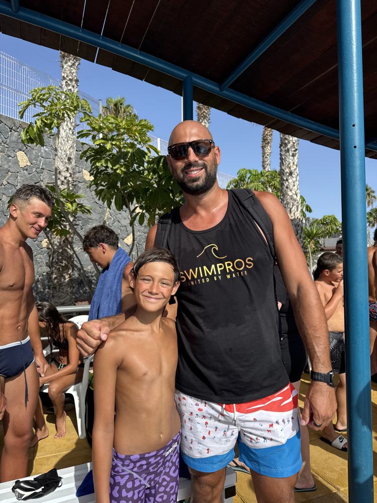 Milorad Čavić with a junior swimmer at camp