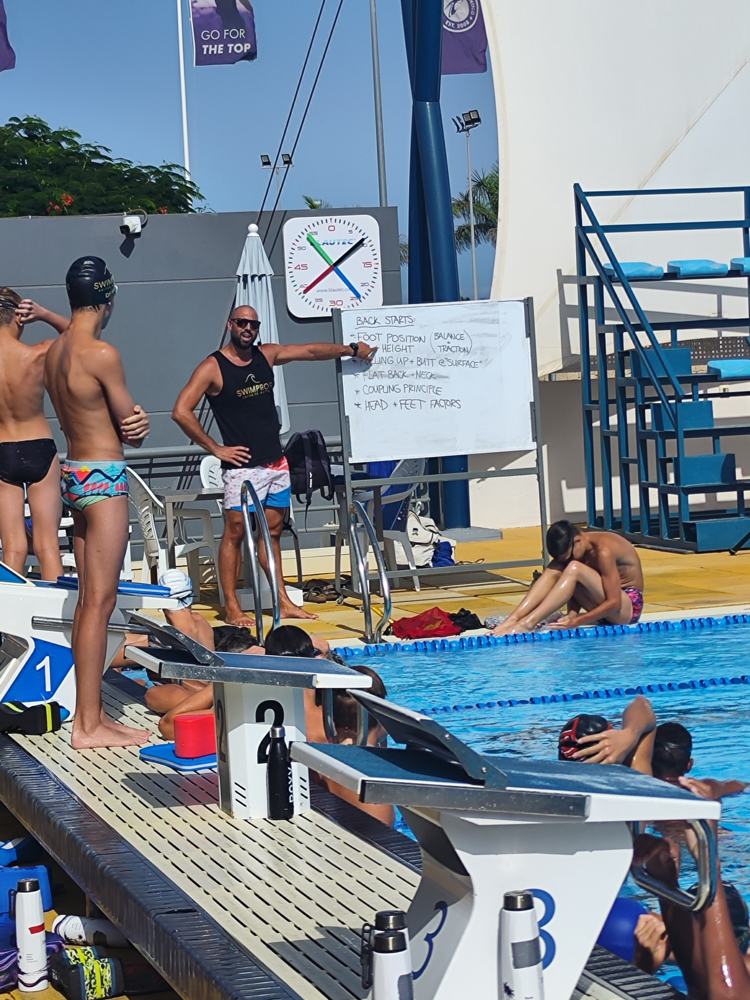 Milorad Čavić at the whiteboard with the squad at the blocks