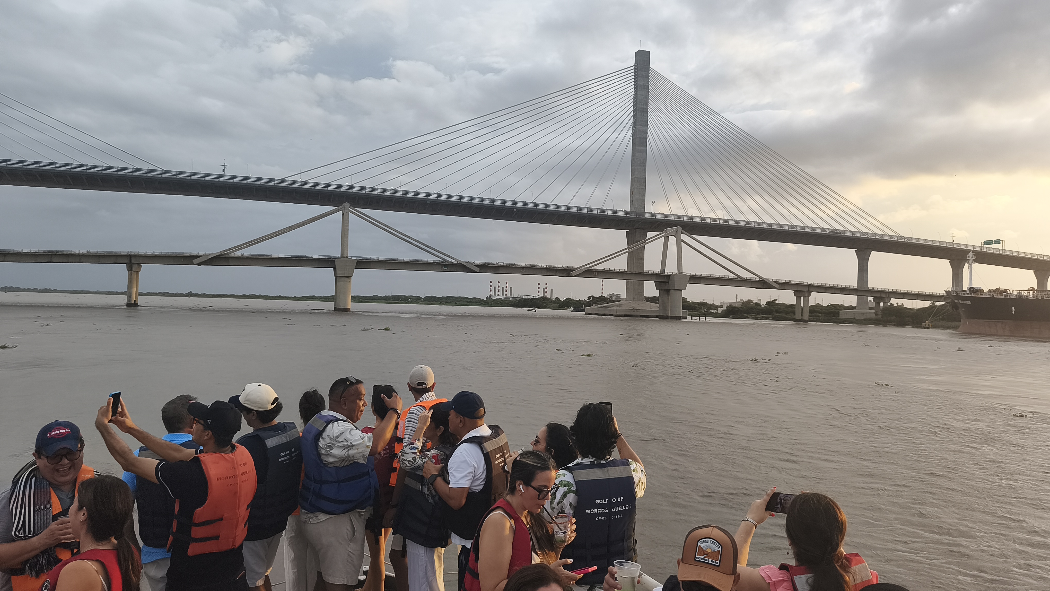 Paseo en lancha Puente Pumarejo Colombia