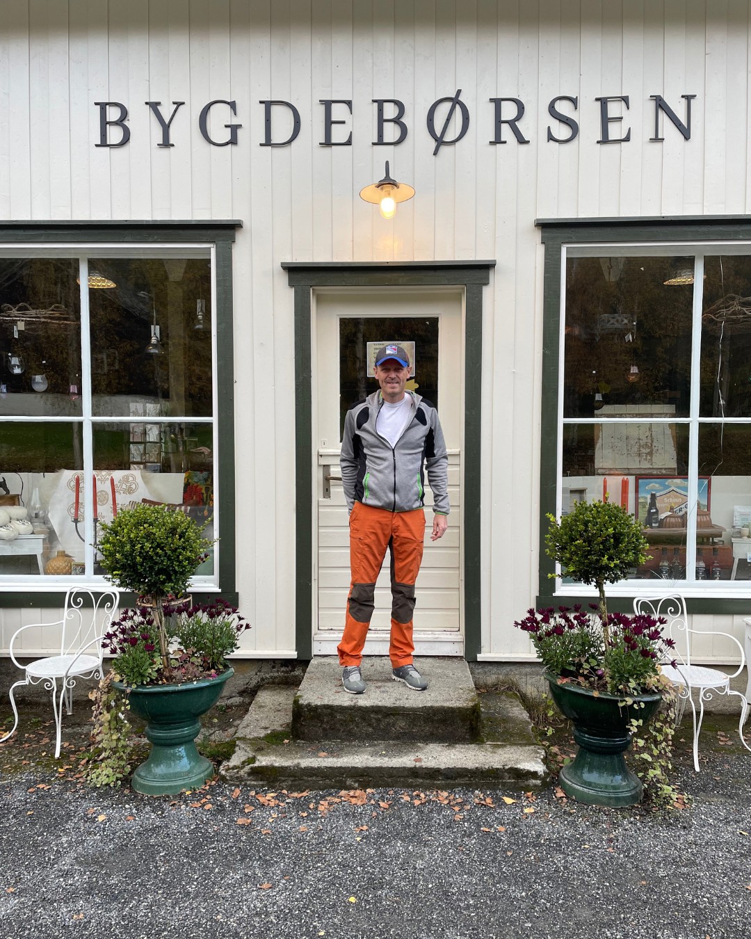 Henning foran Bygdebørsen