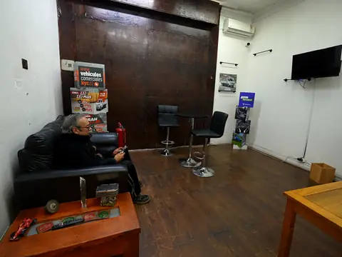Sala de espera de Incubo con sillón, TV, aire acondicionado y mesas
