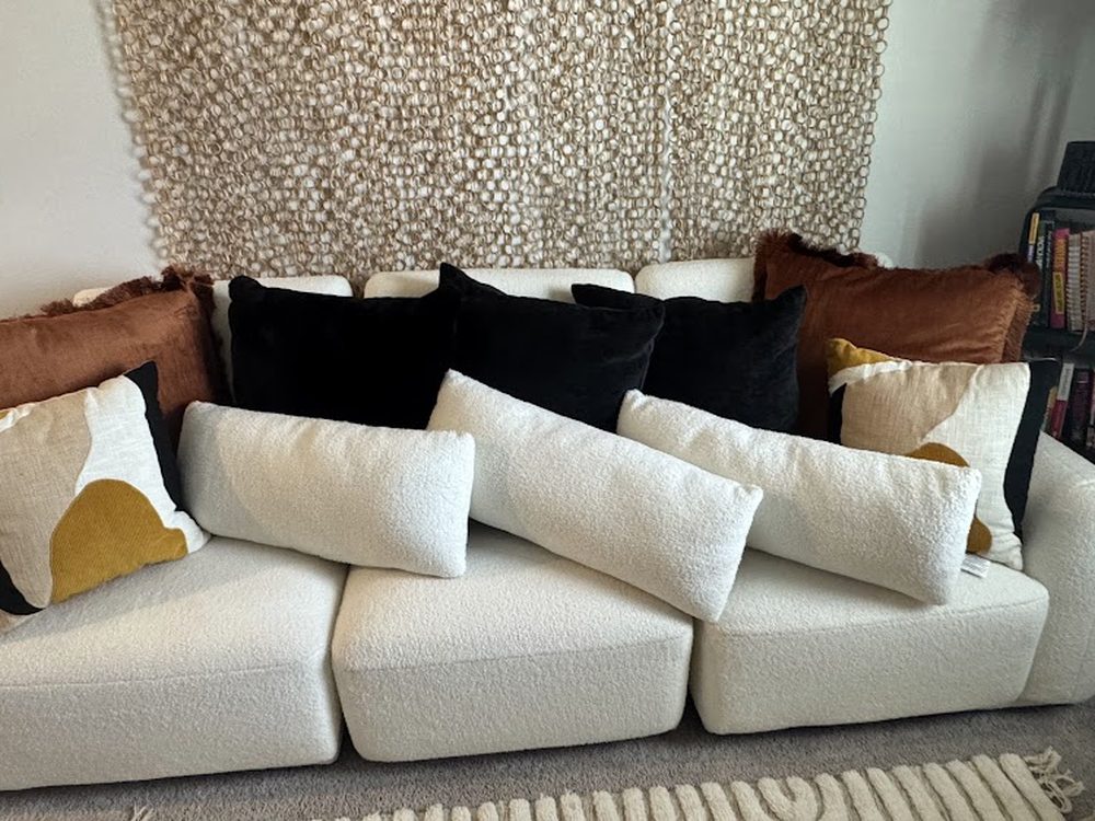 A living room after a Floor 2 Ceiling cleaning