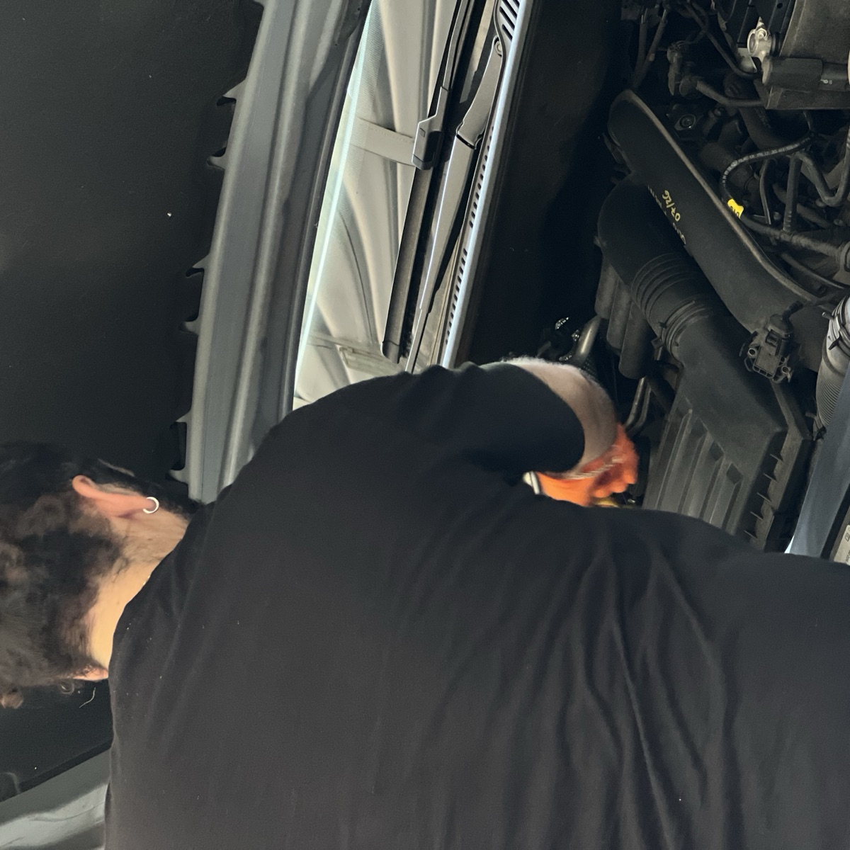 Meccanico al lavoro sul veicolo per un intervento al cambio automatico a Treviso
