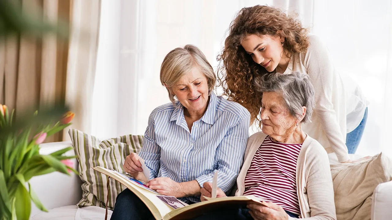 Sage Senior Support advisor meeting with family to discuss home selling options for senior care