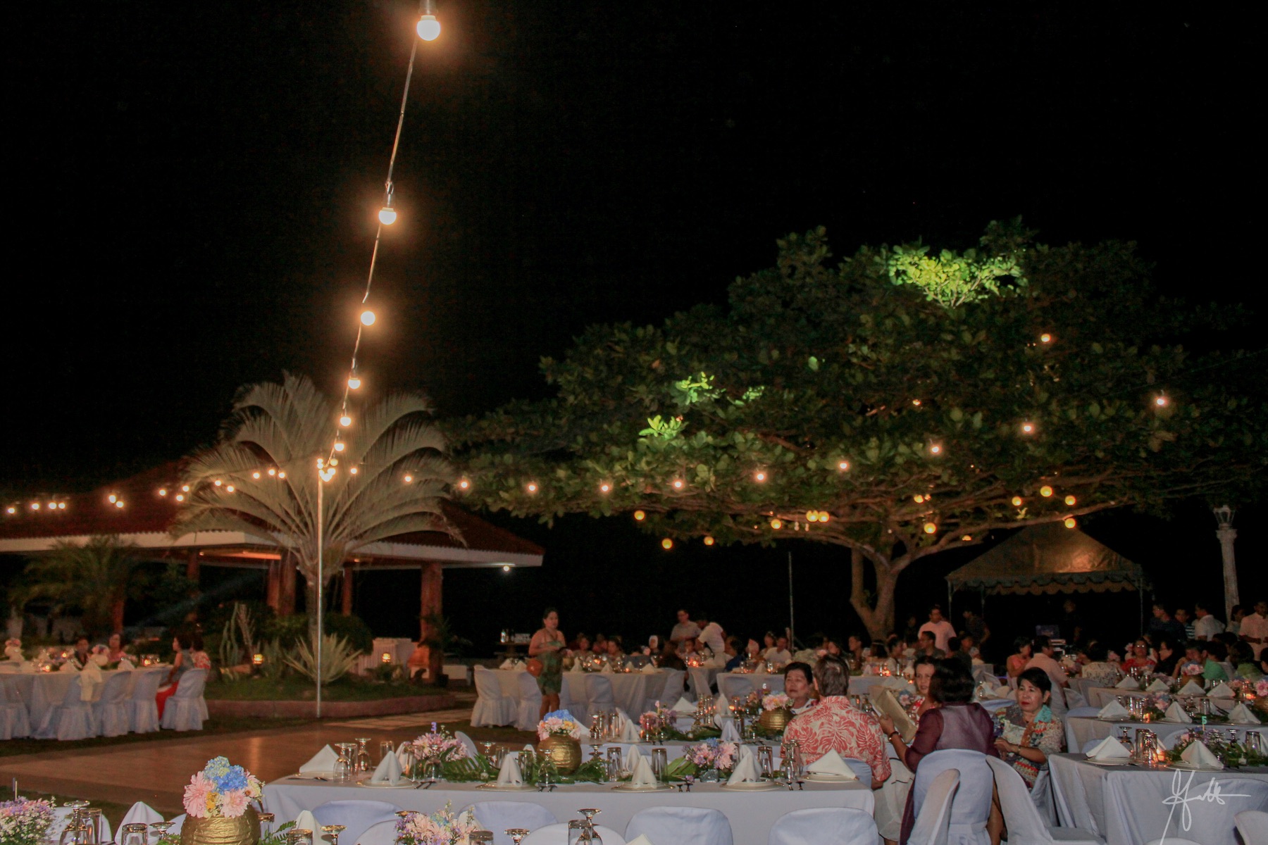Newlyweds sharing their first dance at Praia