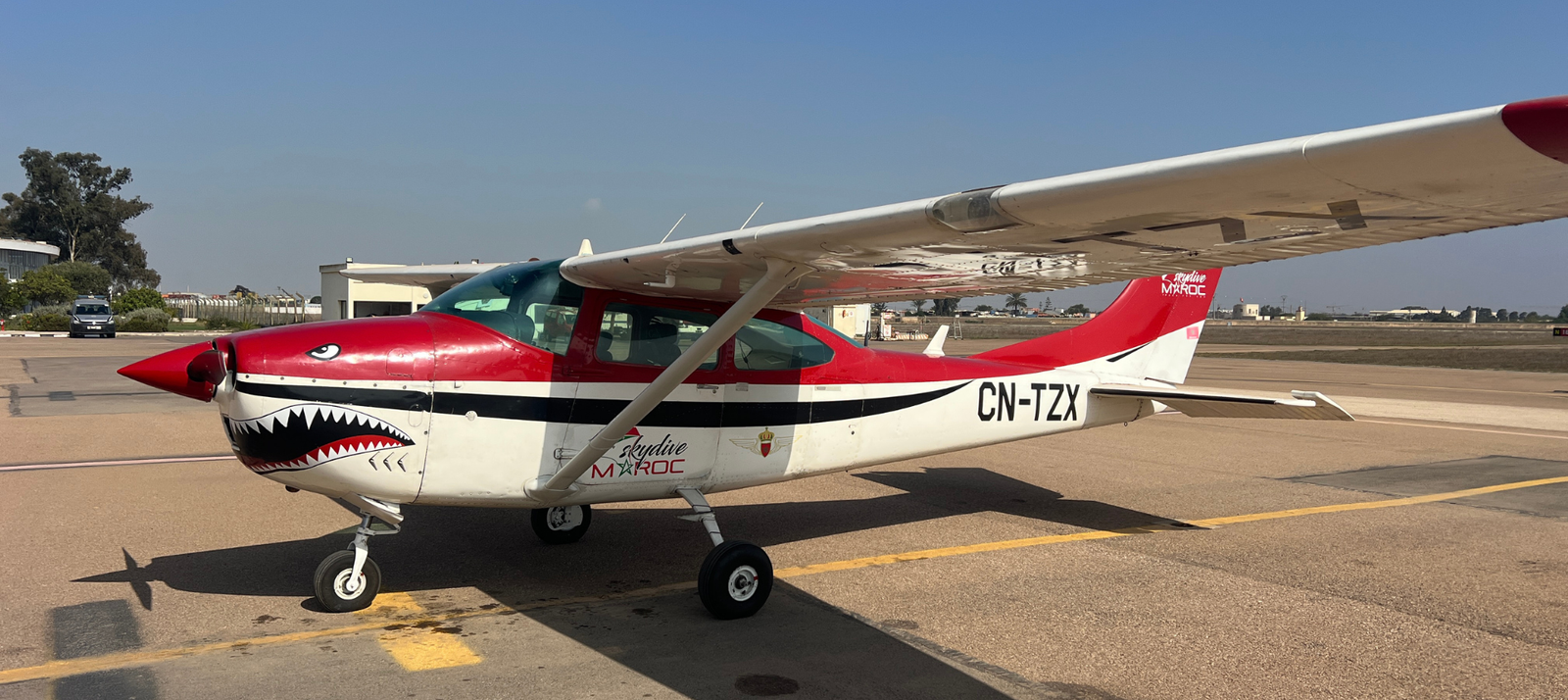 Le Cessna de Maroc Skydive, rouge et blanc, sur le terrain d’aviation