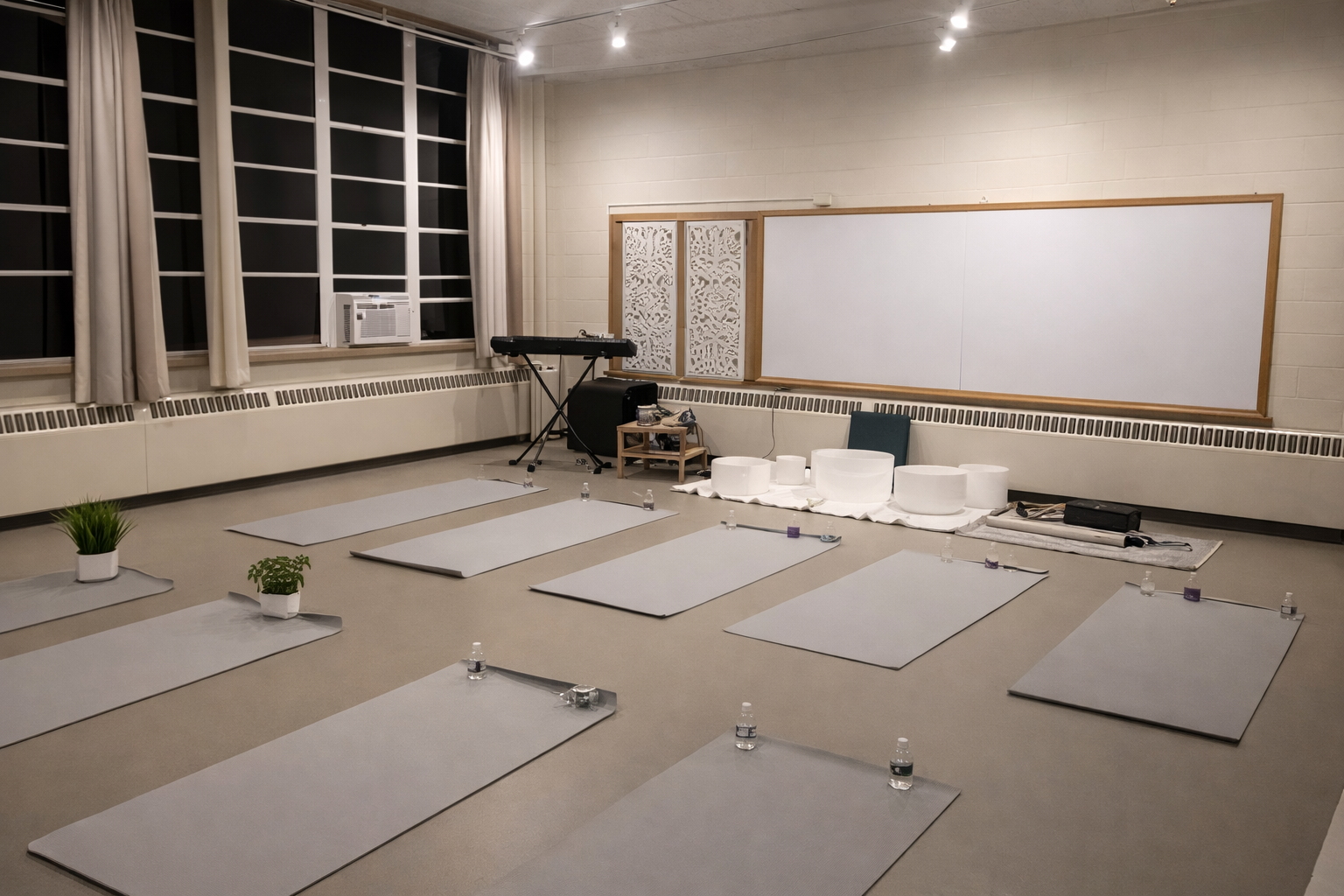 SOMA Flow studio panoramic — spacious room with natural light, cushions, and plants