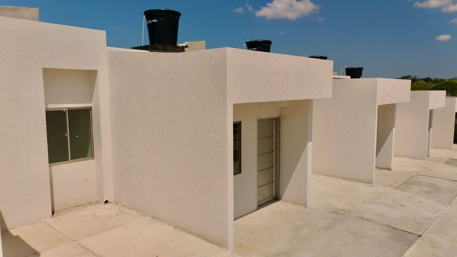Fachada frontal de una casa terminada en la Urbanización Villa Natalia