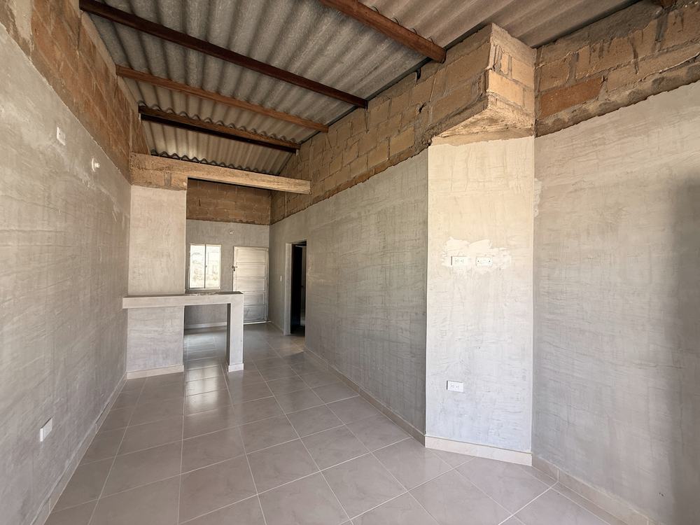 Cocina con mesón y mueble inferior en una vivienda terminada