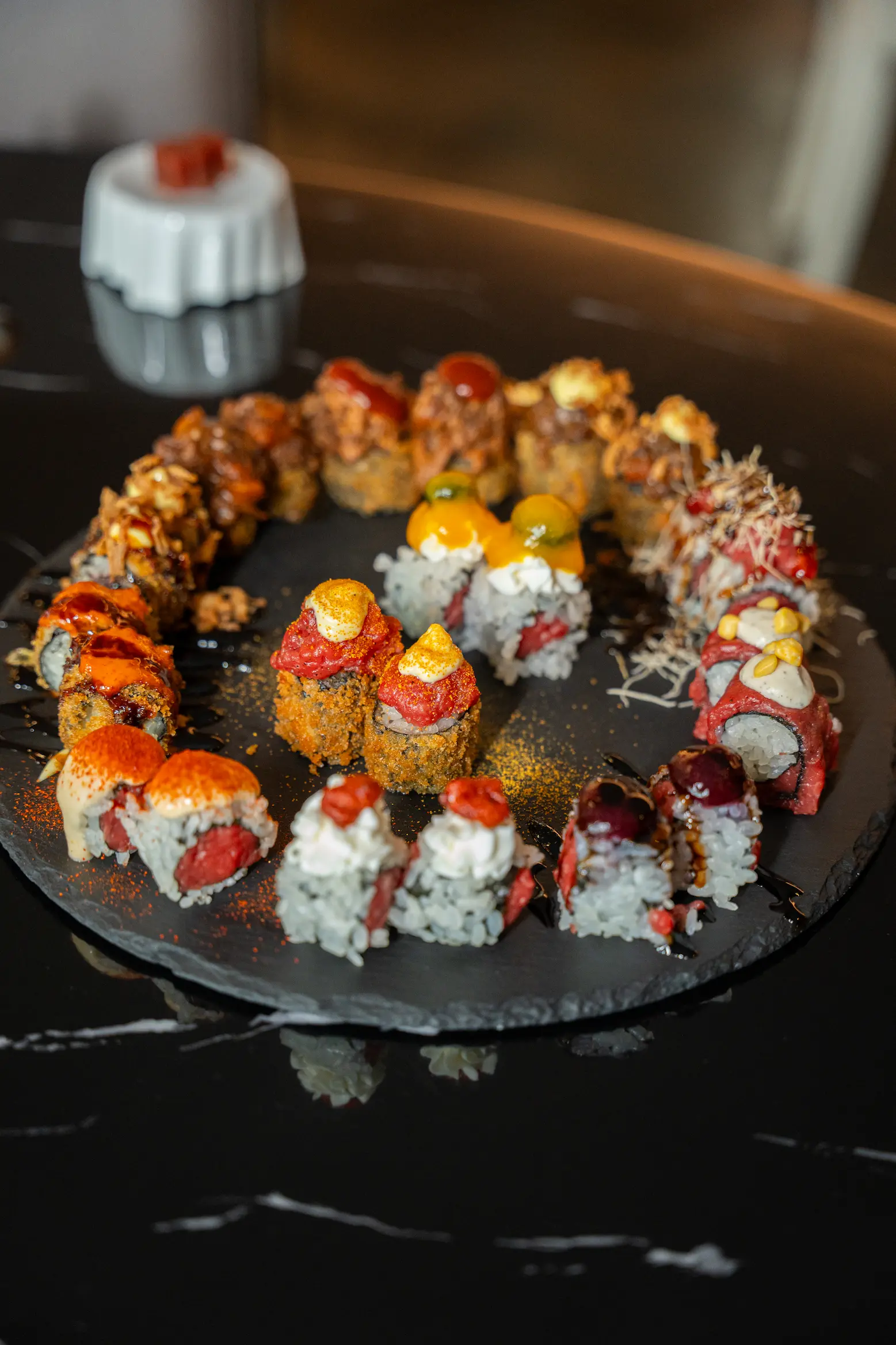 Il vassoio del sushi di carne