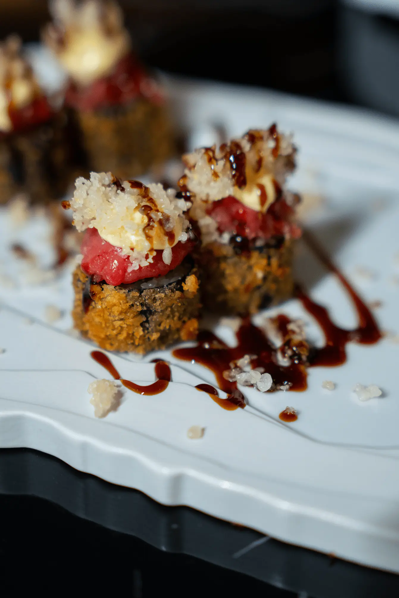Il roll croccante in tempura con tartare di Fassona