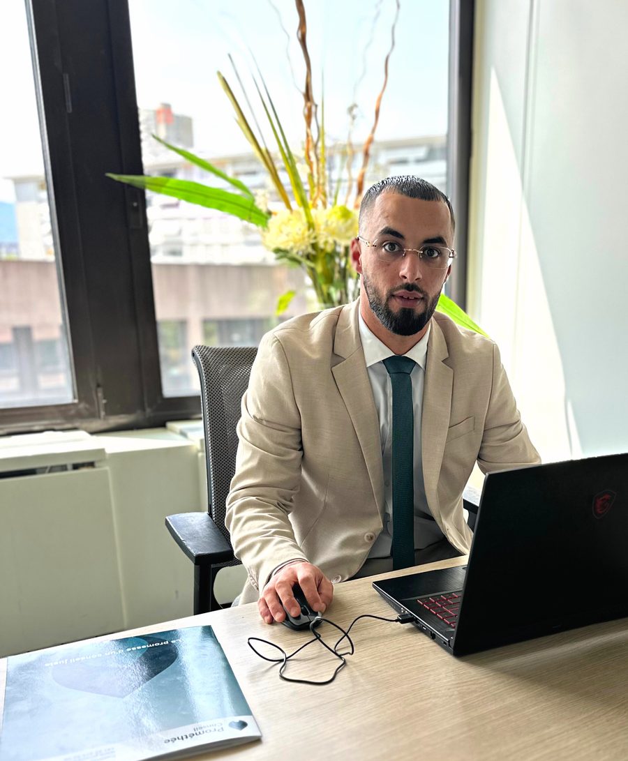 Jordan Girbon dans son environnement professionnel à Genève