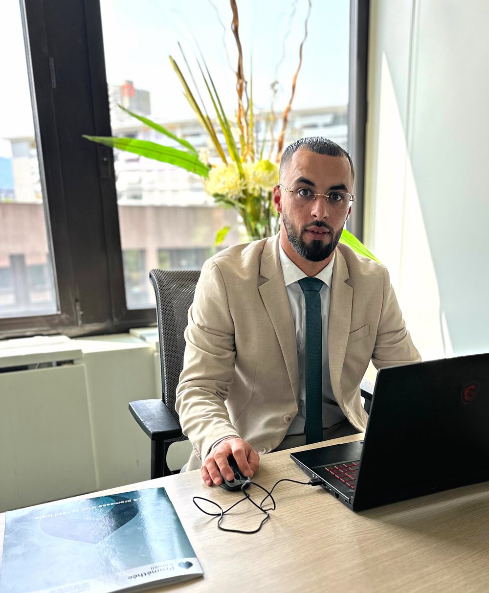 Jordan Girbon à son bureau chez Prométhée Conseil, à Genève
