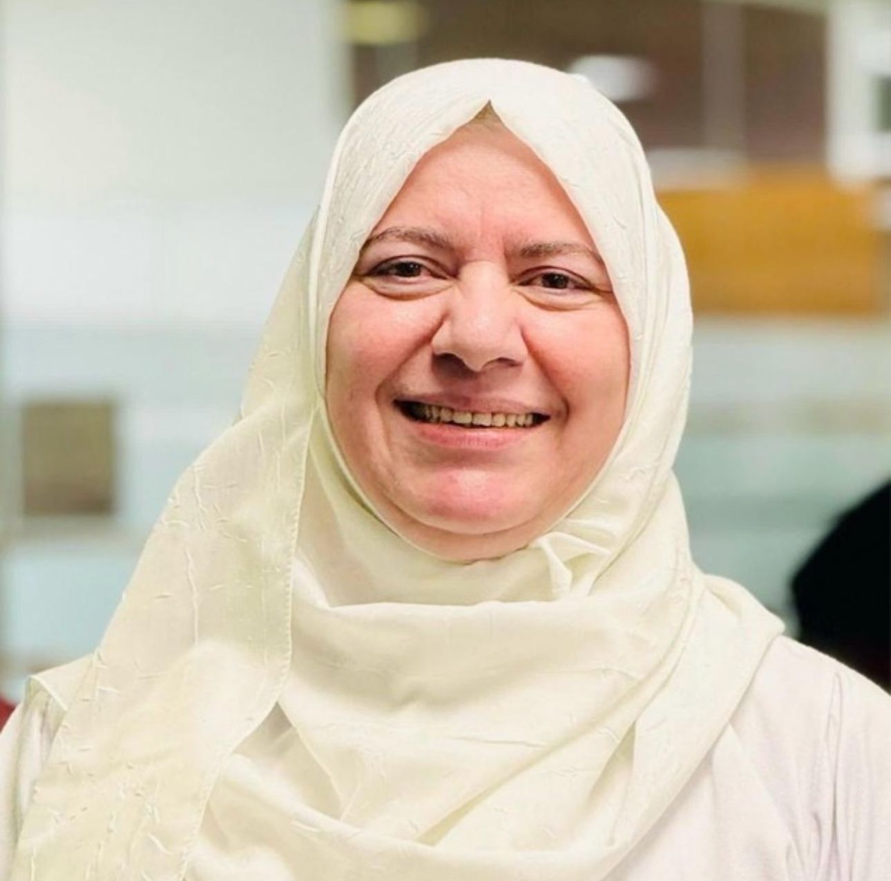 د. فاتن تميم هي استشارية رضاعة طبيعية ومدربة، تكرّس خبرتها لمساندة الأمهات في رحلة الرضاعة ورعاية المولود بثقة ووعي