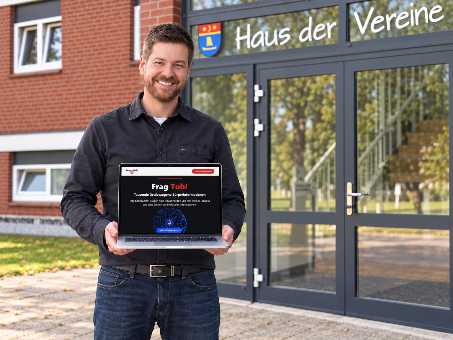 Martin Dellwing mit Laptop vor dem Haus der Vereine in Neukirchen