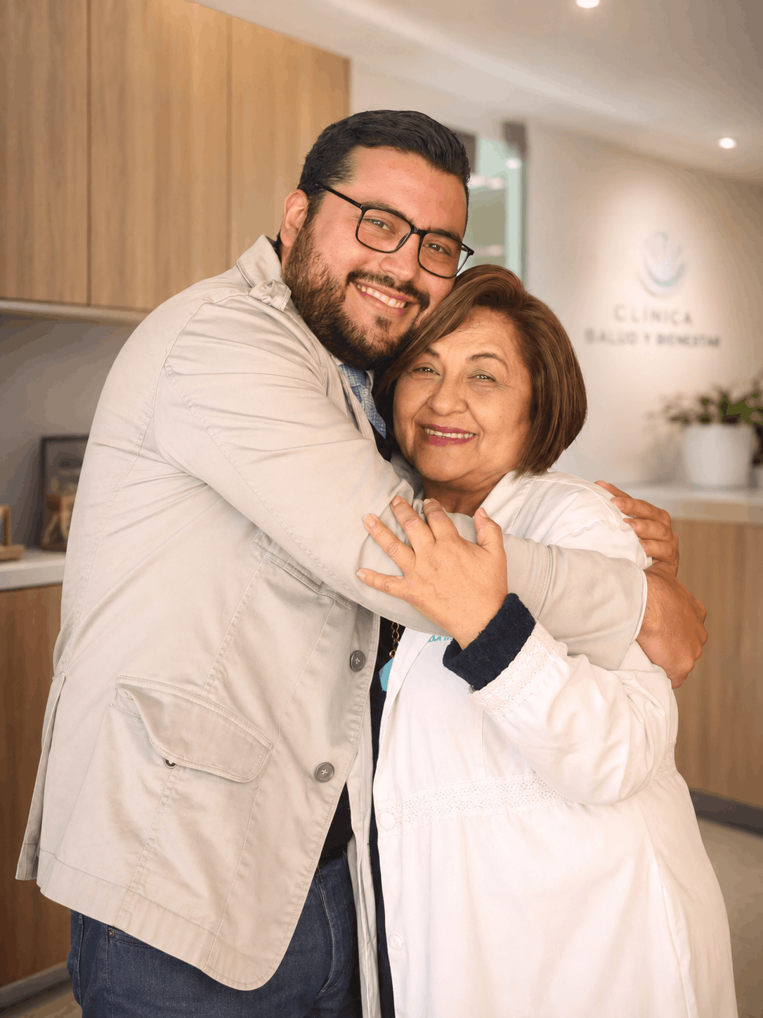 Saúl Palazuelos con su madre en su consultorio