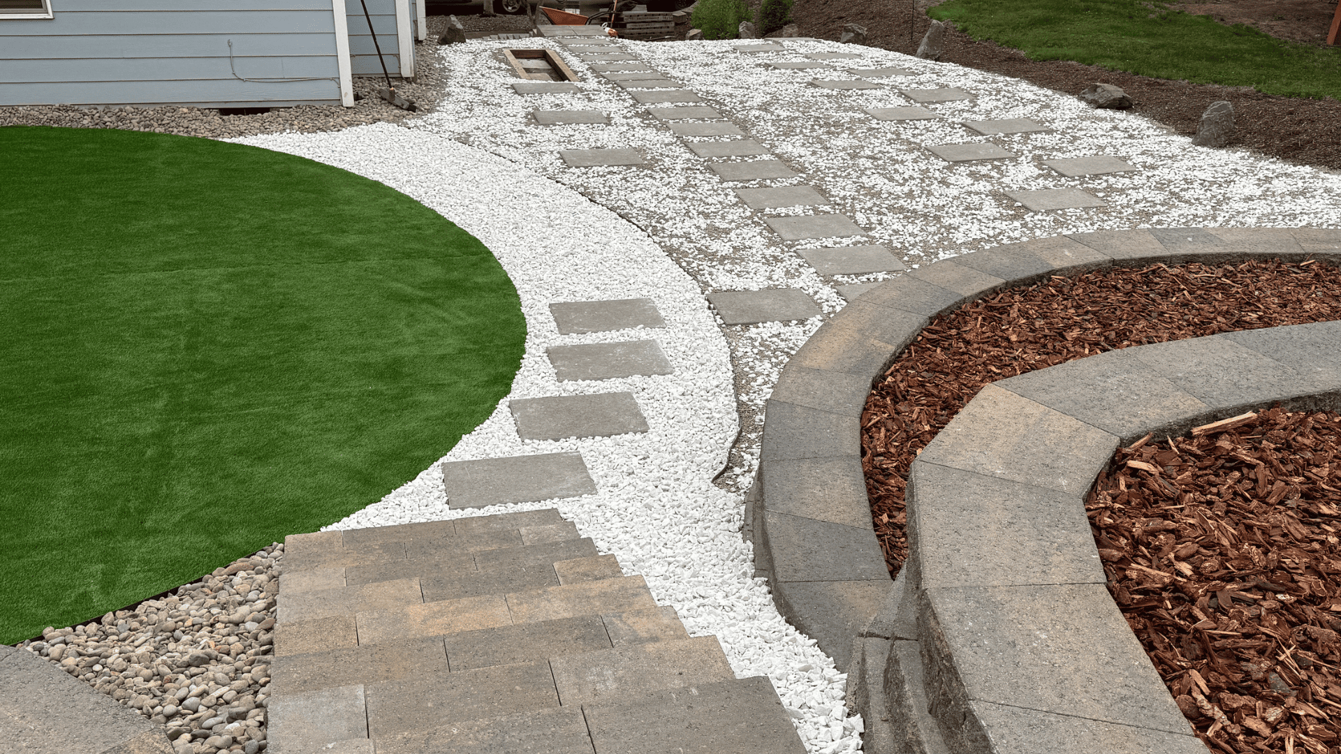 Linda Casa Landscaping LLC logo