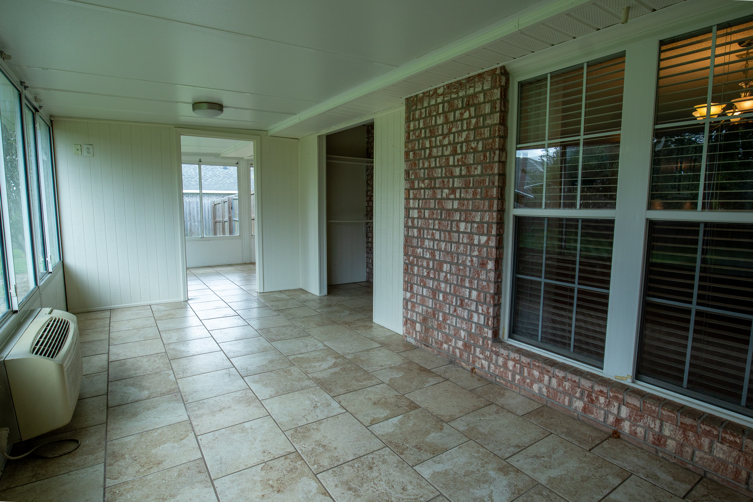 Flexible sunroom living area