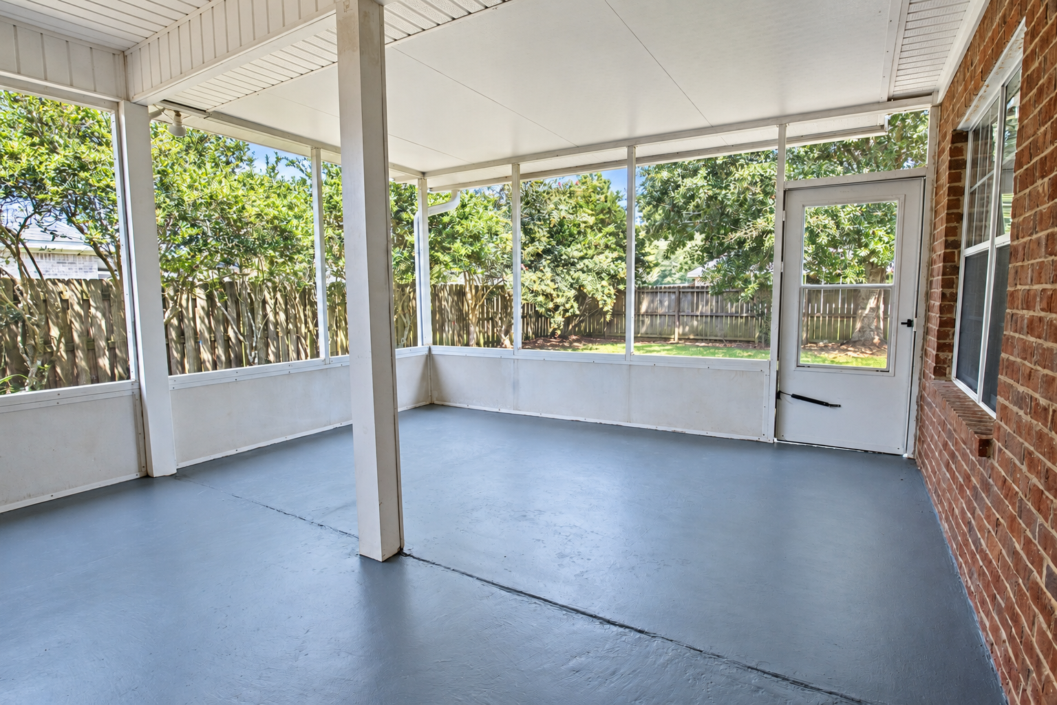 Sunroom, unfurnished