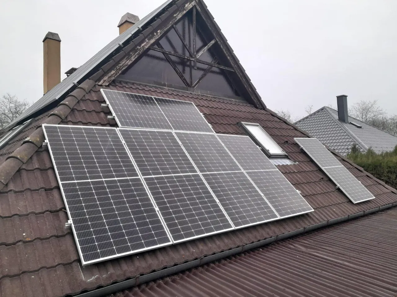 Családi ház tetején telepített napelemek az Ares Solar Construction Kft. szakszerű kivitelezésével.