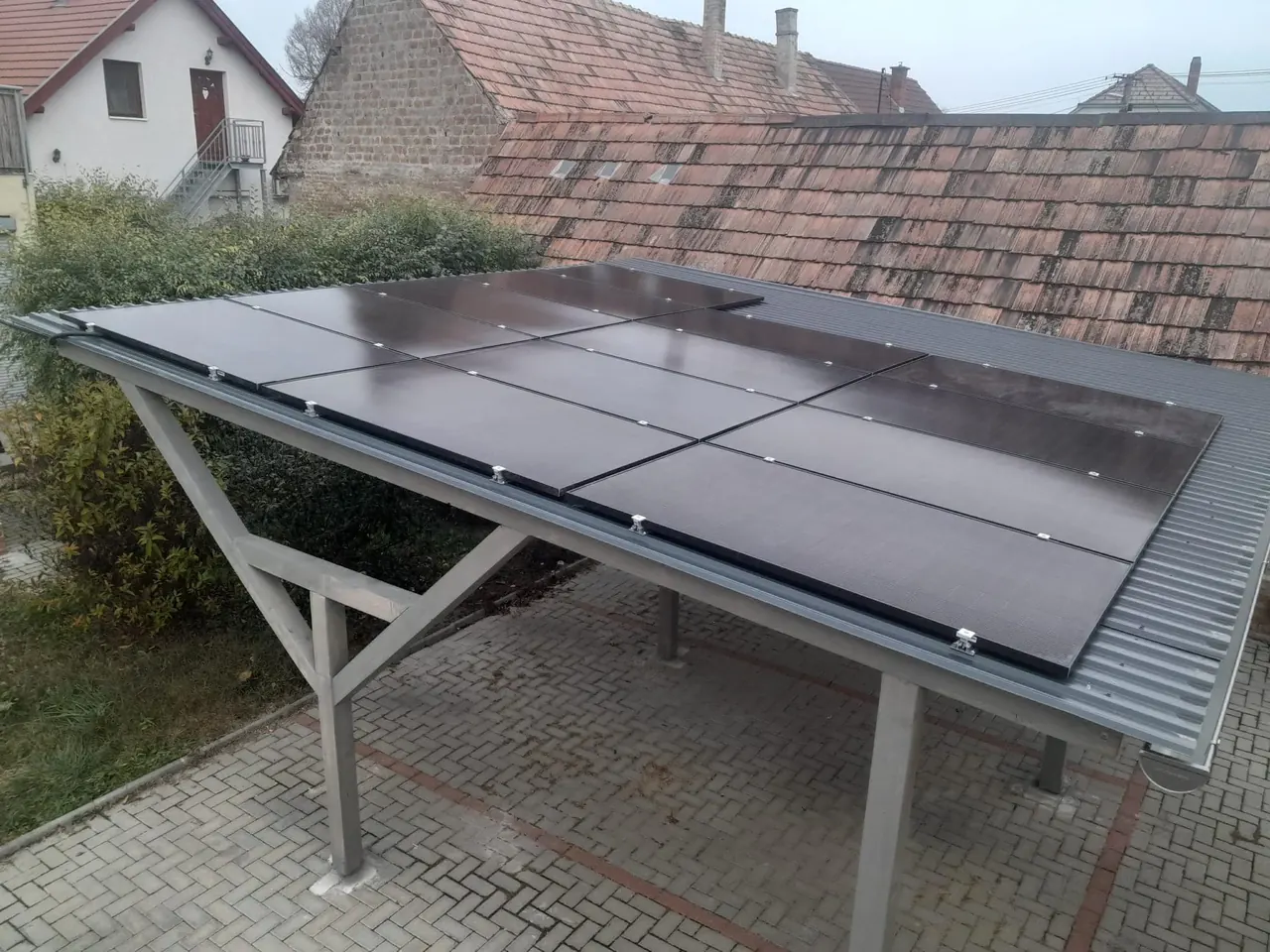 Drónfelvétel egy napelem telepítési projektről, fémvázas szerkezeten elhelyezett panelekkel.