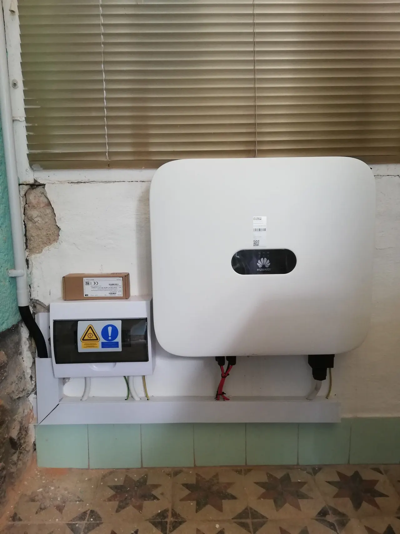 A képen egy modern napelem inverter látható, amely a Dóc városában tevékenykedő Ares Solar Construction Kft. Napelem Telepítés szolgáltatásának része.