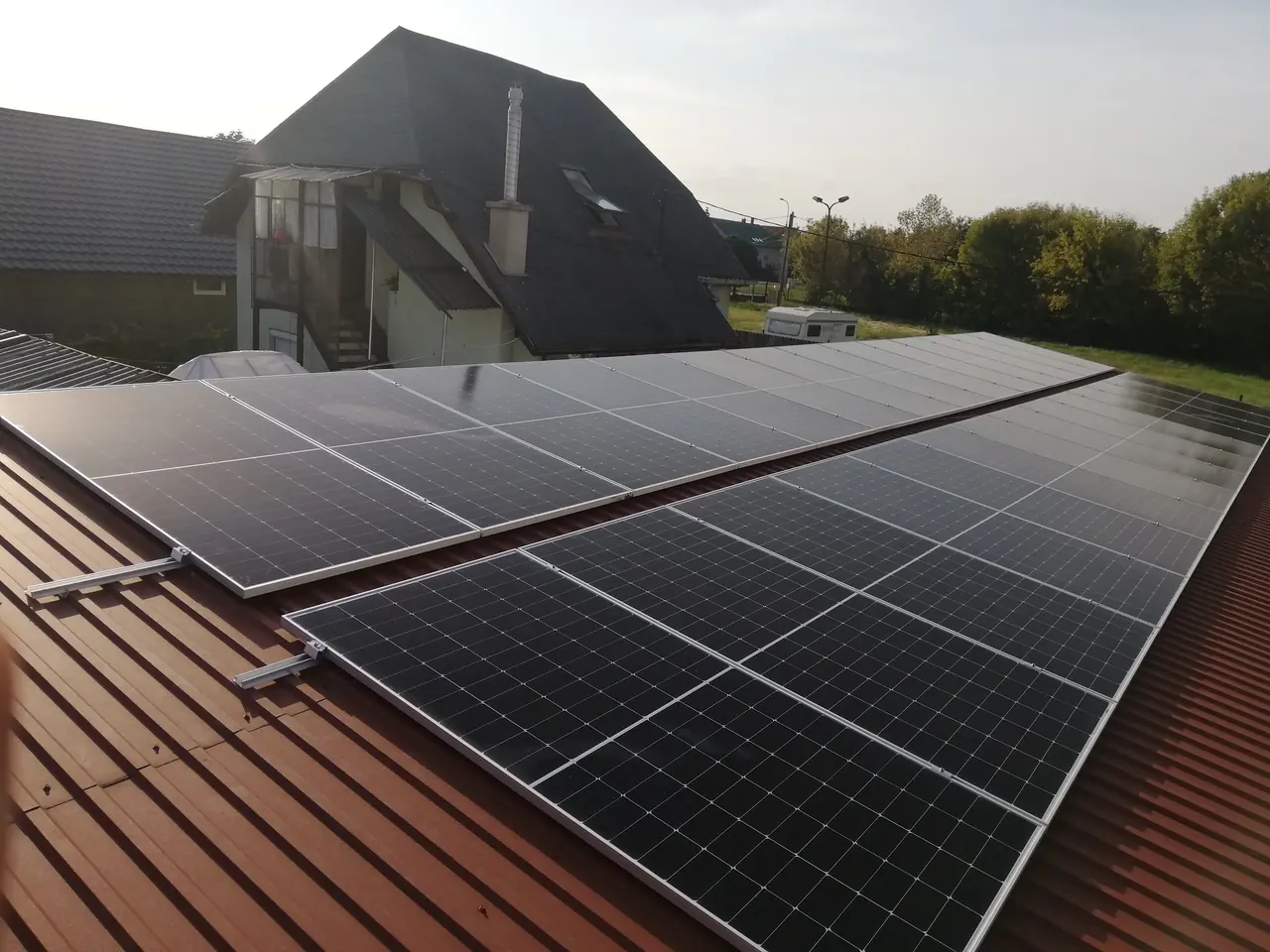 Dócon, az Ares Solar Construction Kft. által végzett napelem telepítés látható egy családi ház tetején.