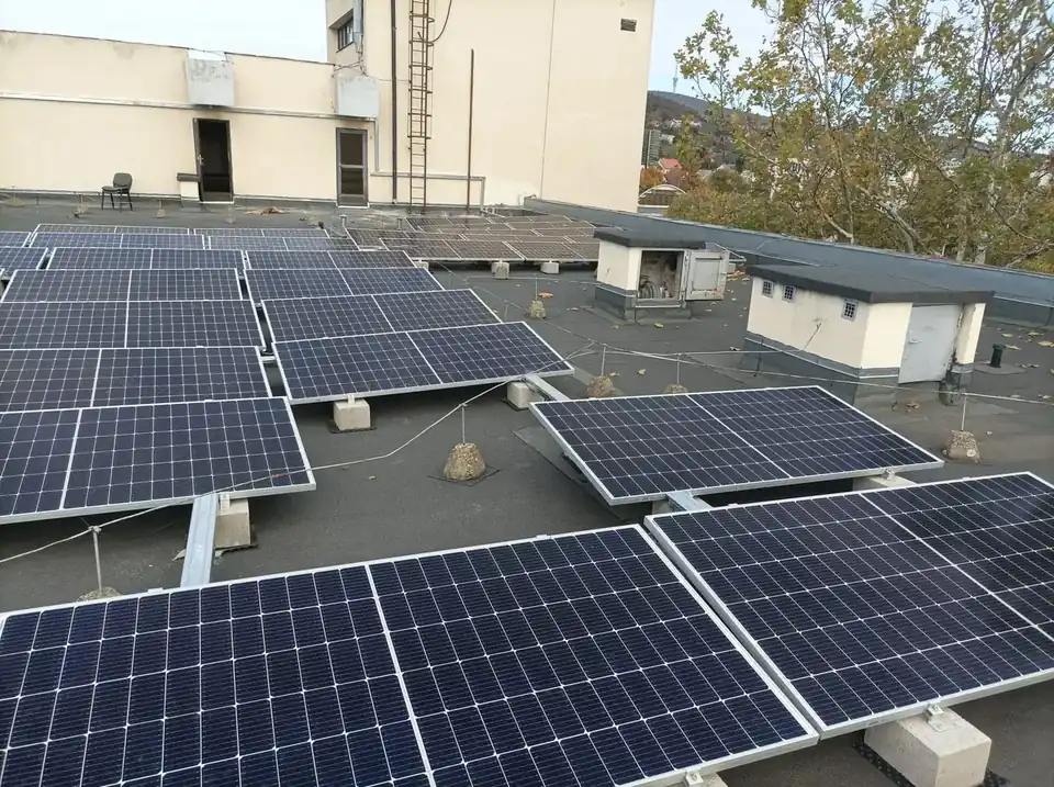 Nagyobb napelemes rendszer egy ipari épület tetején, az Ares Solar Construction Kft. által szakszerűen telepítve.