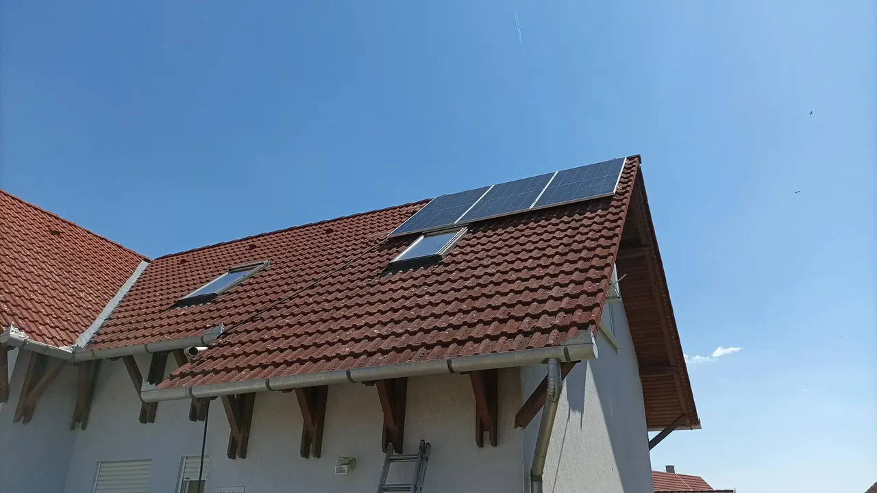 Modern napelem rendszer kivitelezés egy szegedi ingatlanon az Ares Solar Construction Kft. által.