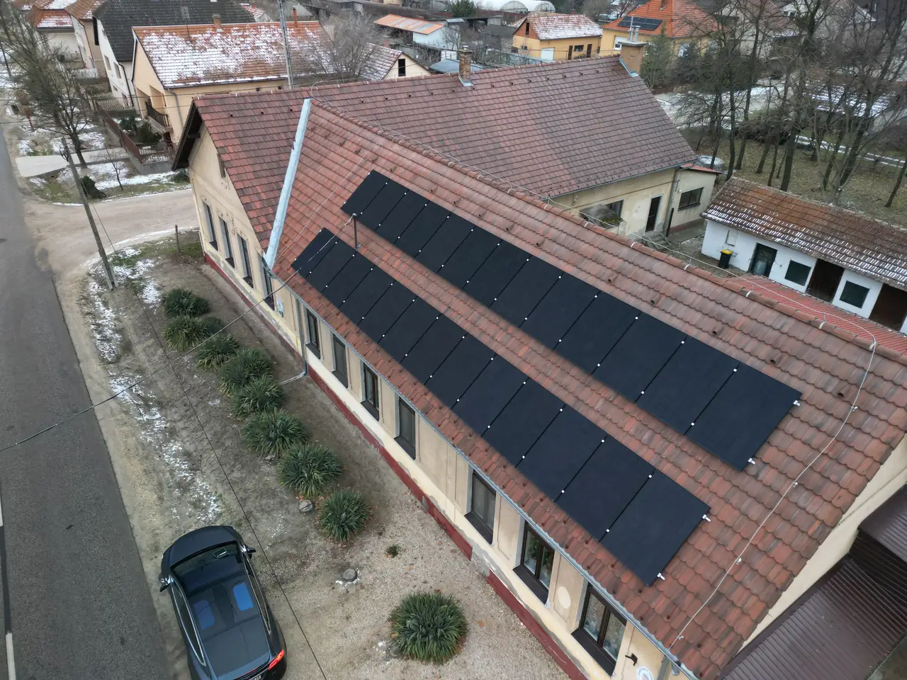 Napelemek lakóépület tetején Dóc városában.