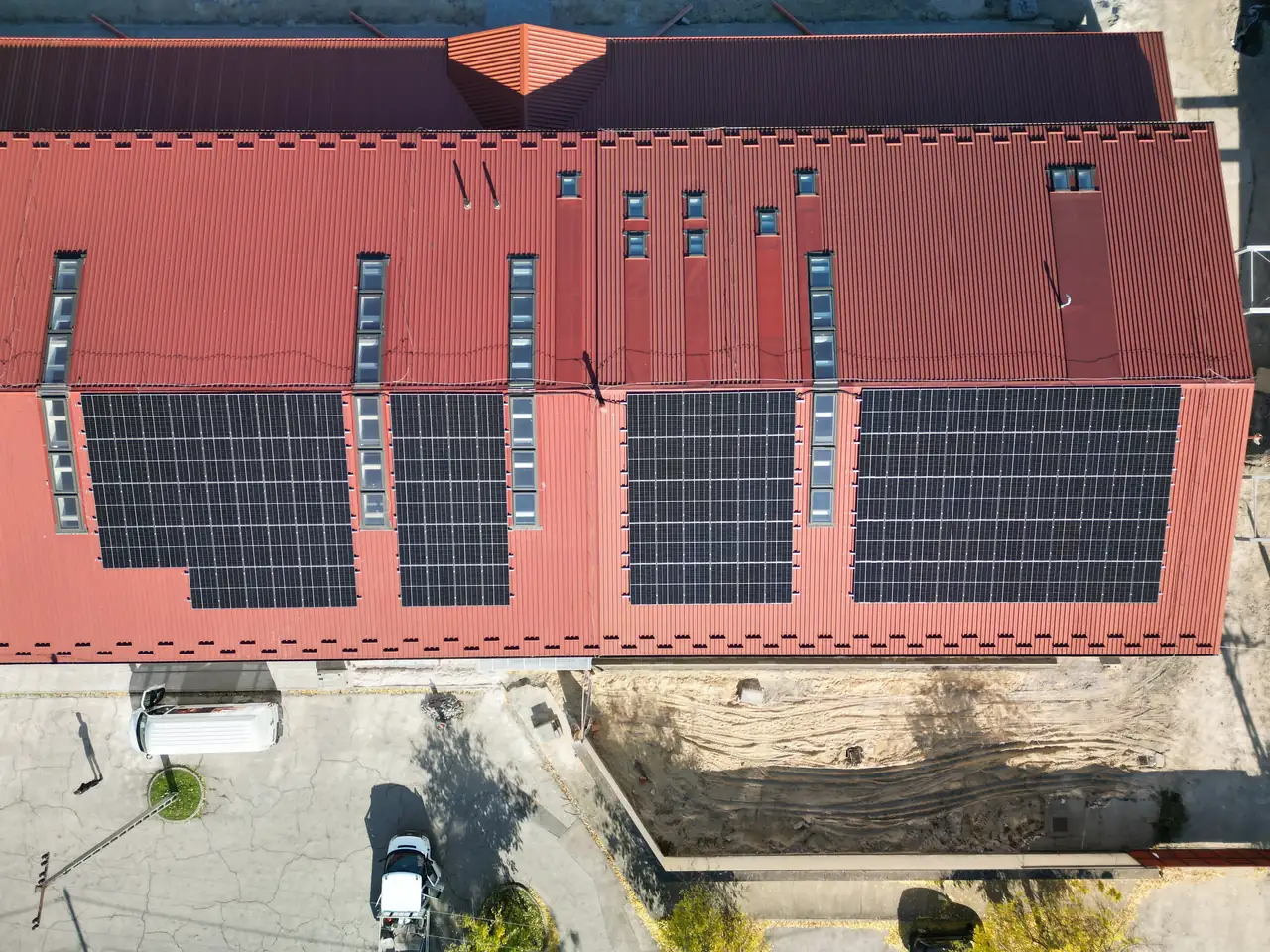 Debrecen városában található, Ares Solar Construction Kft. által végzett napelem telepítését mutatja az épület tetején elhelyezett napelemek látképe.