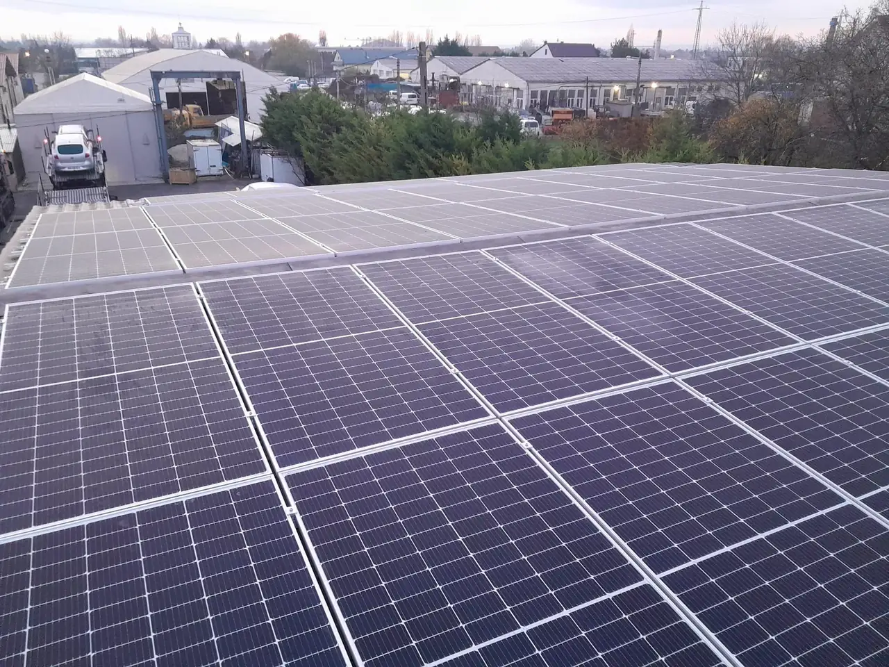 Napelemek sorakoznak egy lakóépület tetején Dóc városában, ahol az Ares Solar Construction Kft. napelem telepítési szolgáltatását nyújtja.