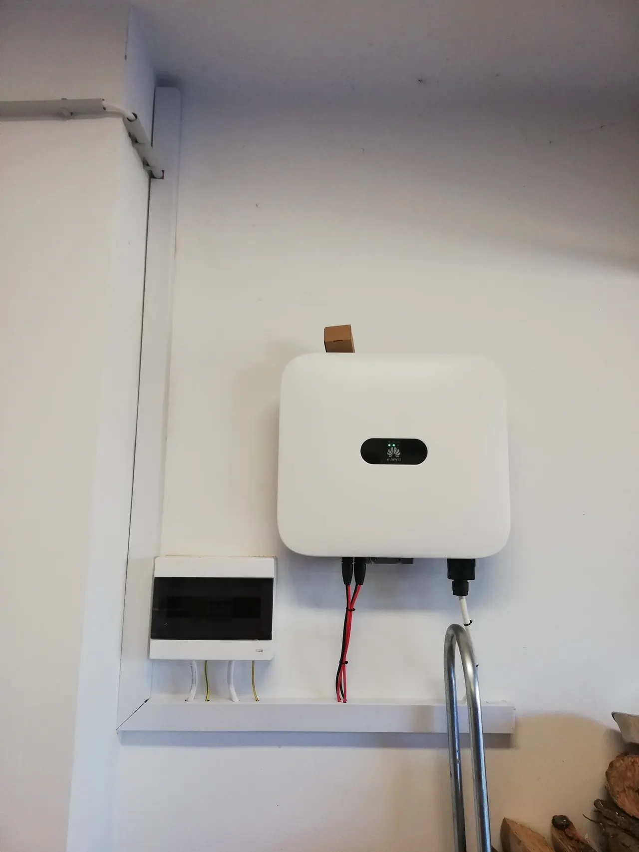 A képen egy családi ház tetején elhelyezett napelemek láthatók, amelyek a napfény energiáját hasznosítják. A tető cserépfedése jól látható, a napelemek pedig párhuzamosan helyezkednek el a tető lejtésével. A kép Pécs városában készült, ahol az Ares Solar Construction Kft. foglalkozik napelem telepítéssel.