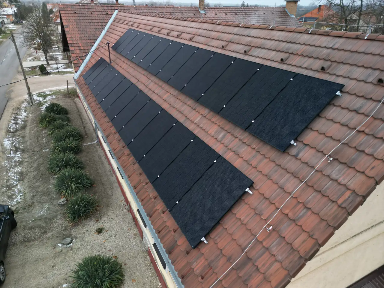 Békéscsaba egyik házának tetején napelemek sorakoznak, melyek a napenergia hasznosítását szolgálják. A fekete színű panelek jól illeszkednek a cserépfedéshez, és modern megjelenést kölcsönöznek az épületnek. Az Ares Solar Construction Kft. napelem telepítési szolgáltatásának köszönhetően a ház energiahatékonysága jelentősen javulhat.