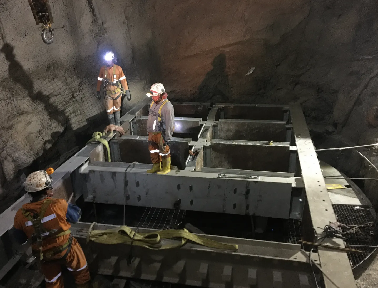 Trabajos de movimiento de mineral en interior mina