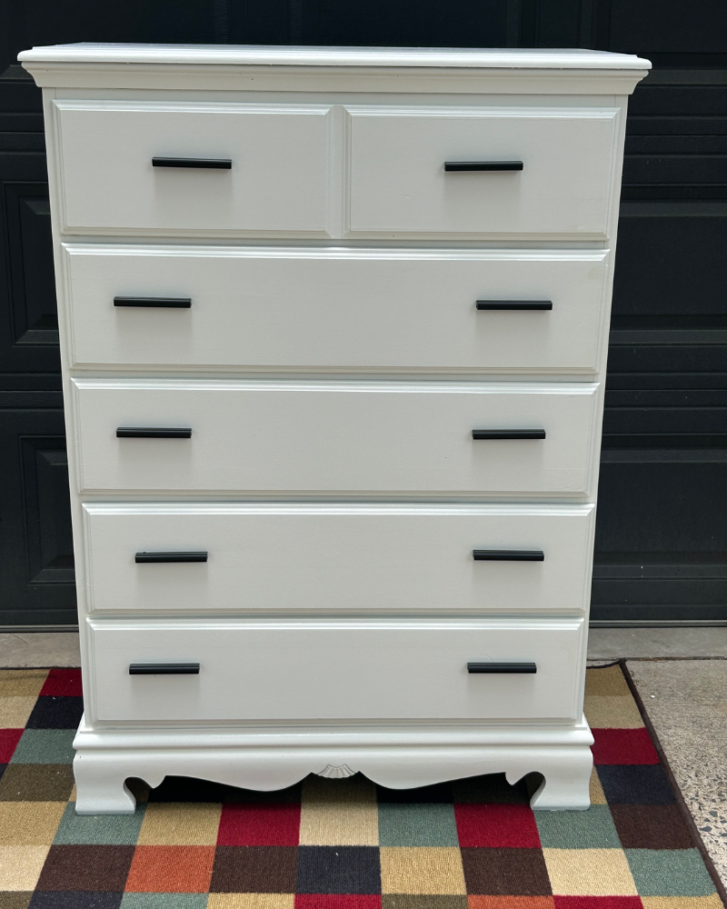 Cotton ultra-white 5-drawer tall chest with black metal bar pulls